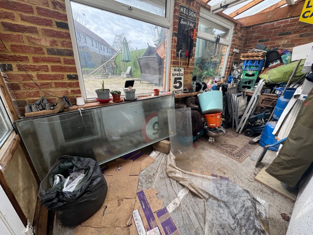 Lot: 131 - FREEHOLD INVESTMENT OF TWO FLATS - Ground floor flat - lean to